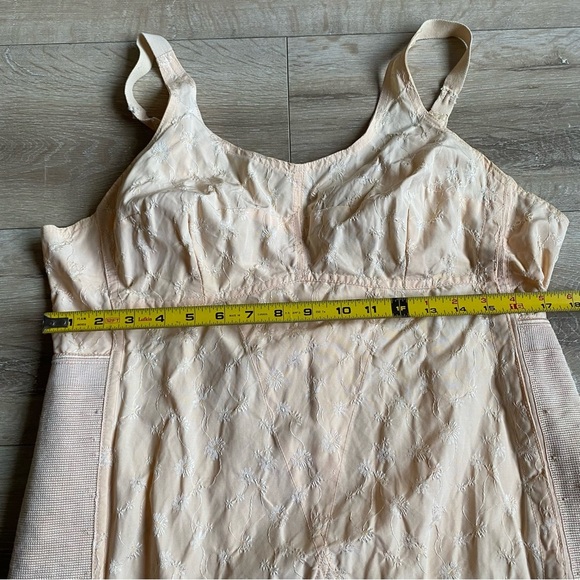 Vintage 1930s corselet girdle | 30s embroidered one piece shapewear Victorian - Picture 15 of 16